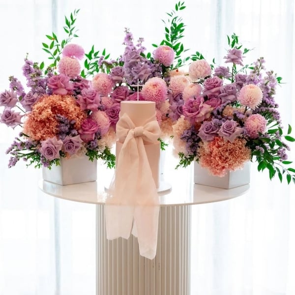 White Roman Cake Table with Extension photo 2