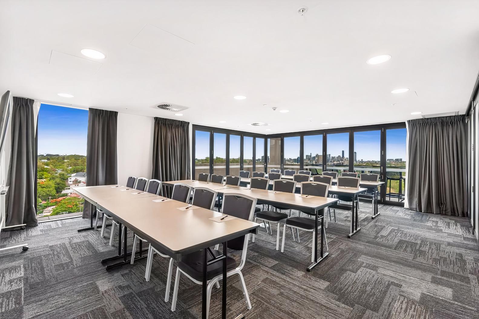 Conference Room at Essence Suites Taringa photo 2