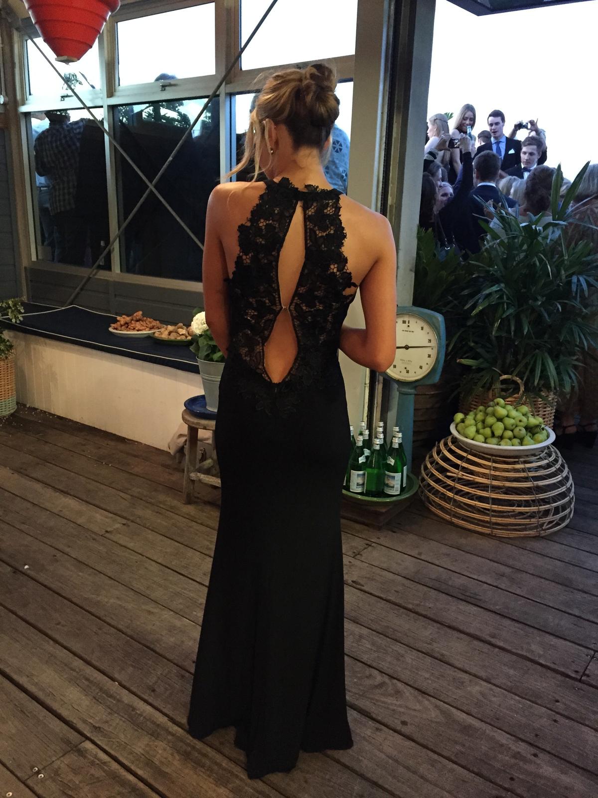 Black evening gown photo 3