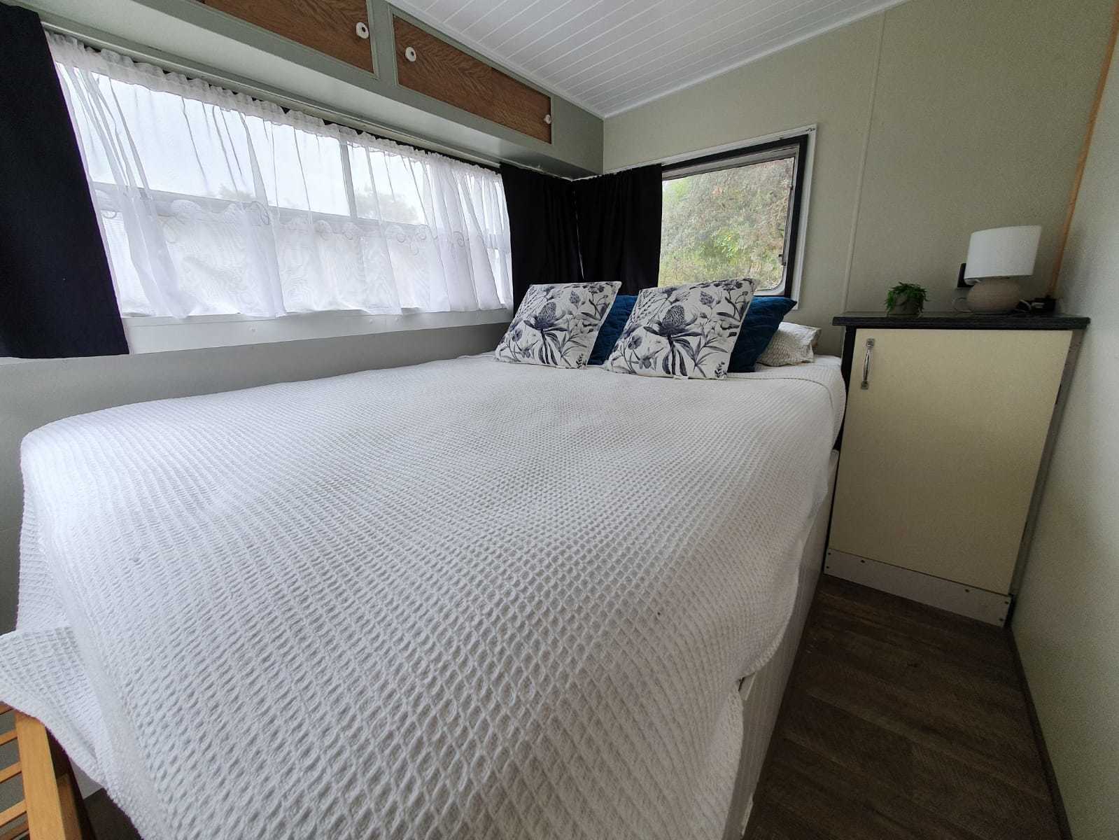 'Van Go' Caravan (air-conditioning) photo 15