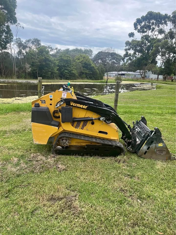 Mini track loader dry hire photo 3