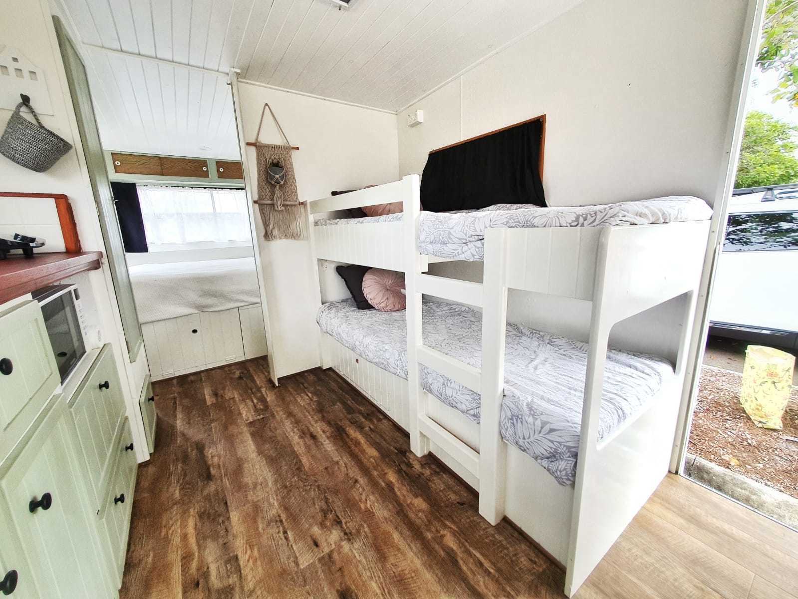 'Van Go' Caravan (air-conditioning) photo 10