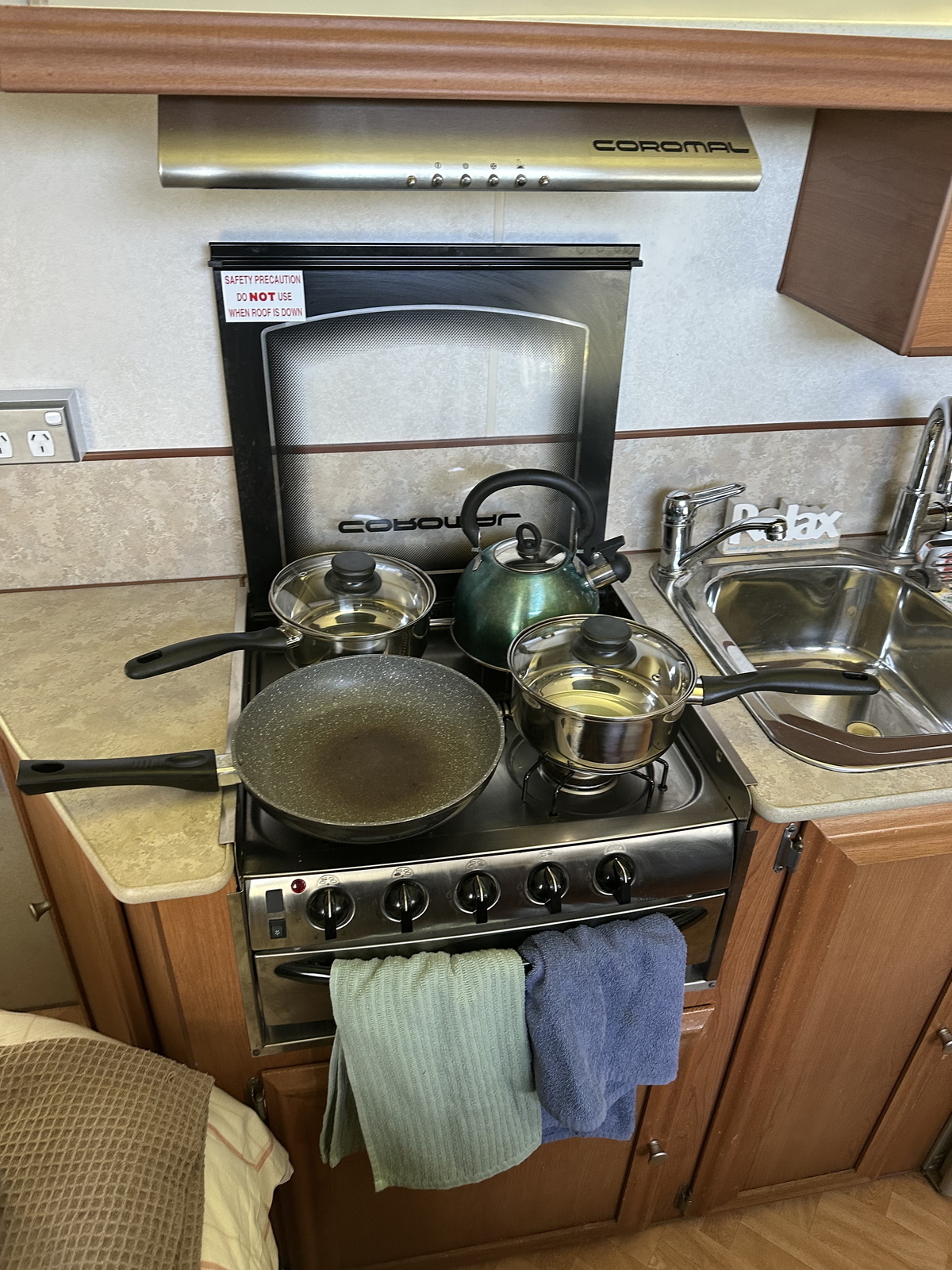 Lightweight Family & Pet-Friendly Van | 2 Bunks + Island Bed | A/C & Solar photo 4
