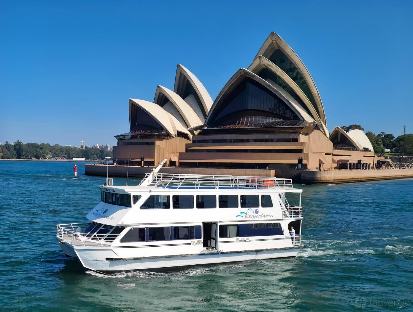 Boat at Sydney Pearl photo 2