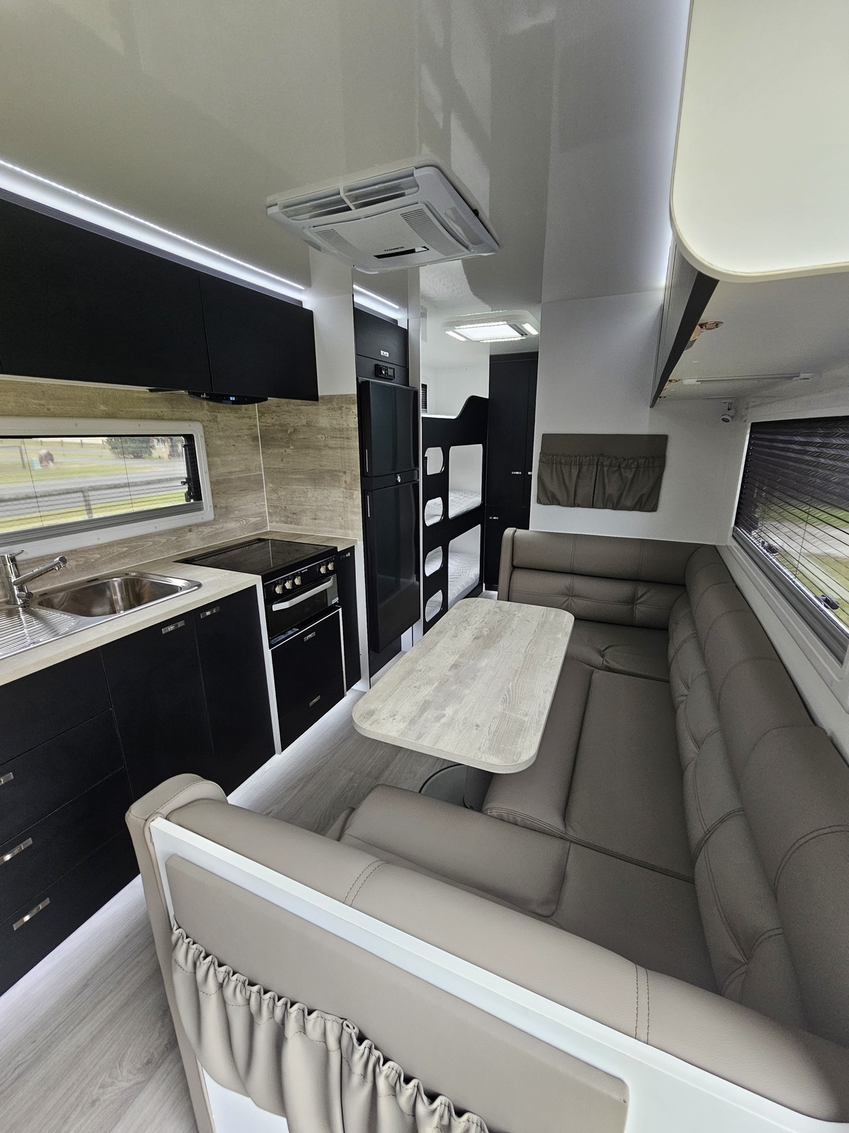 2024 Brand New Windsor family van, 3 bunks photo 13