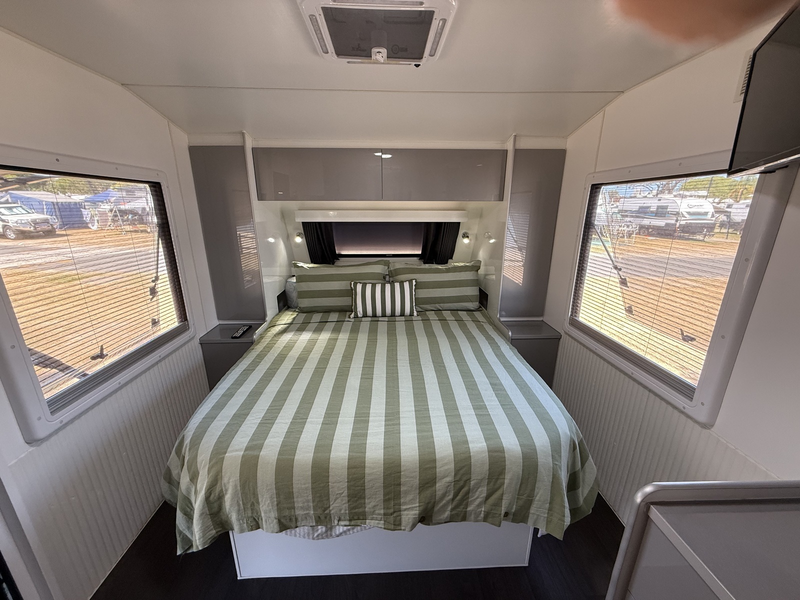 SUMMER HOLIDAY DREAMING WITH FULL SET UP TRIPLE BUNK - BLACK BETTY - BOOK ME FOR A MONTH IN JAN 2026'! photo 8
