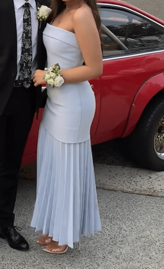 LINEAR CREPE PLEAT STRAPLESS DRESS photo 3