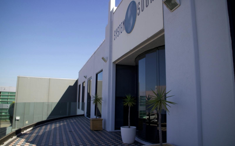 Stylish Boardroom with Ample Parking photo 2