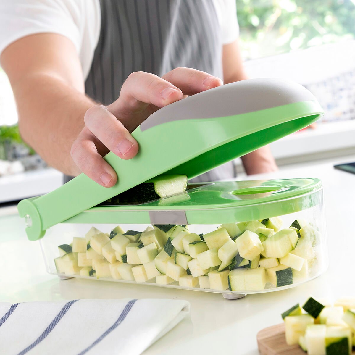 7 in 1 vegetable cutter, grater and mandolin with recipes and accessories Choppie Expert InnovaGoods_10