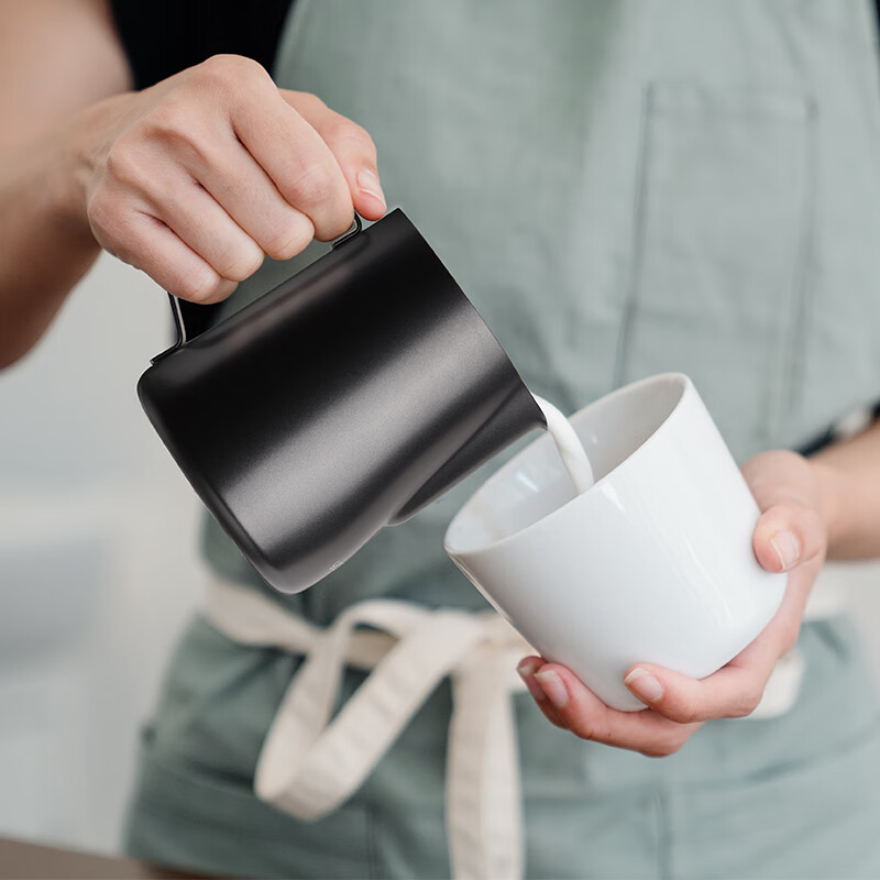CLITON 600ml Latte Art Pitcher - 304 Stainless Steel Milk Frother with Double Scale, Black