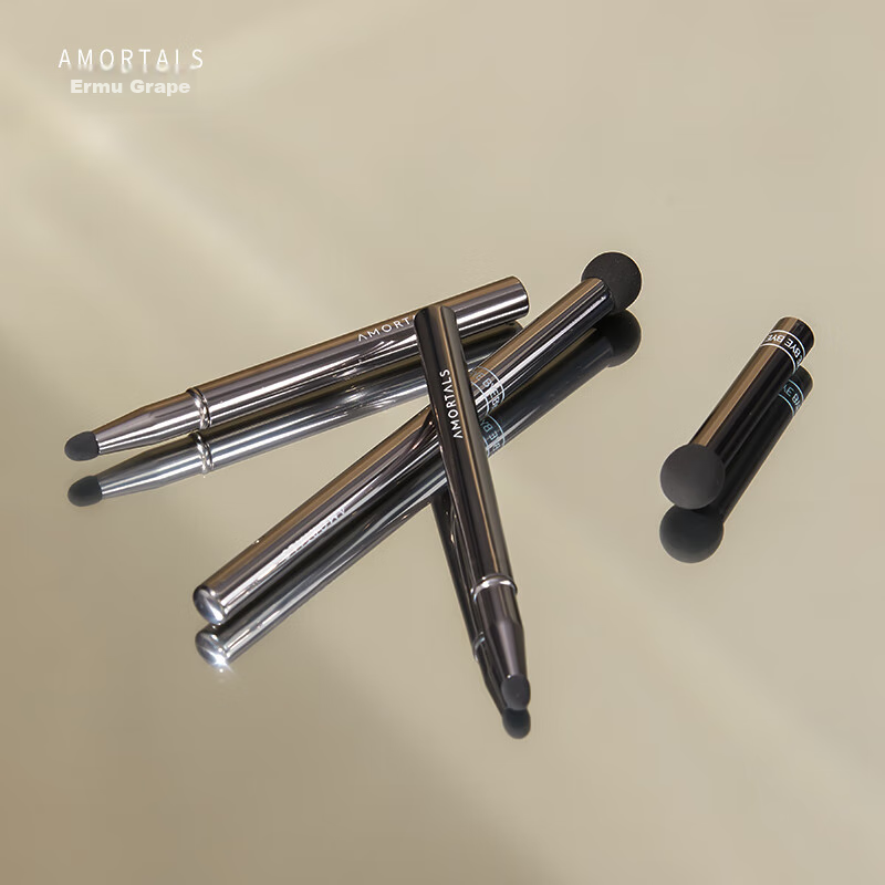AMORTALS Fish Tail Thin Curved Foundation Brush