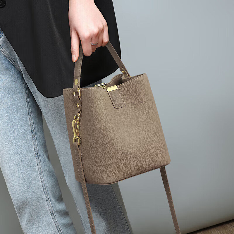 Viney Women's Leather Bucket Bag
