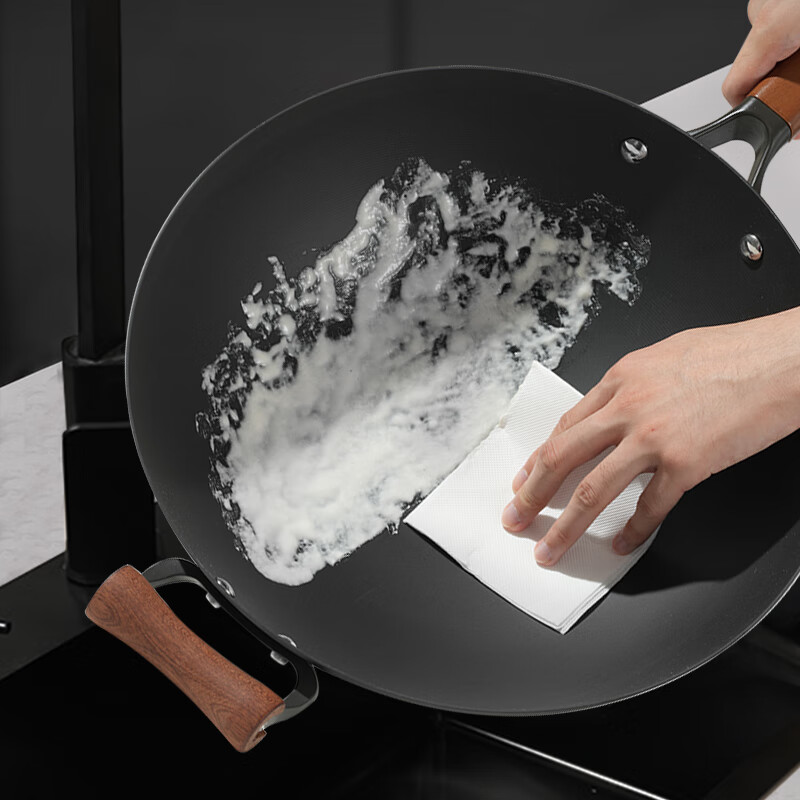 One's Member Cast Iron Wok