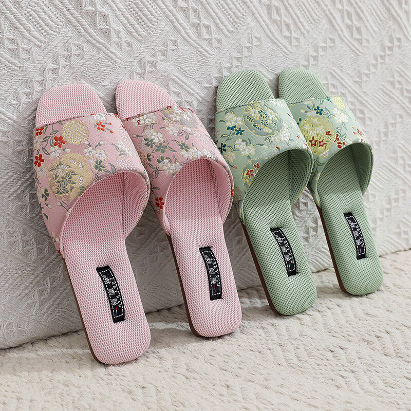 Hengyuanxiang Ethnic Embroidered Slippers