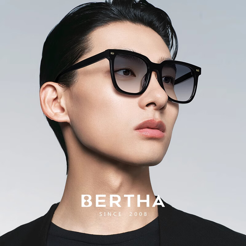Bertha Extended Driving Mirror with Light Sensing