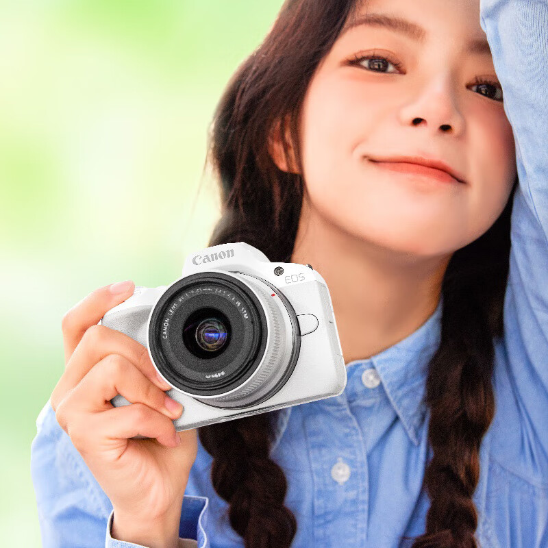 Canon EOS R50 Mirrorless Camera with RF-S18 Lens