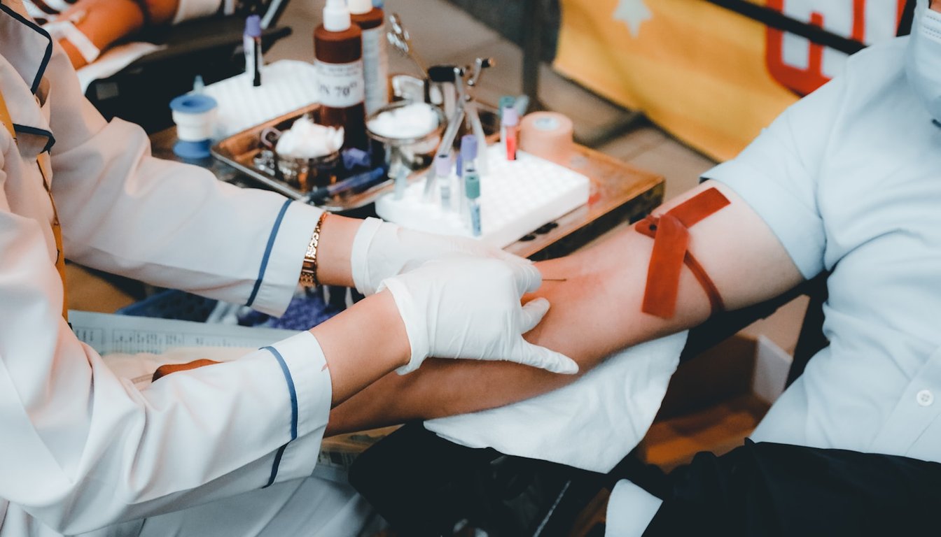 Volontari che distribuiscono aiuti di emergenza