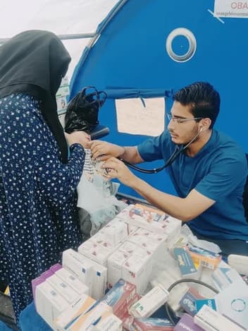 Voluntario médico atendiendo a un paciente