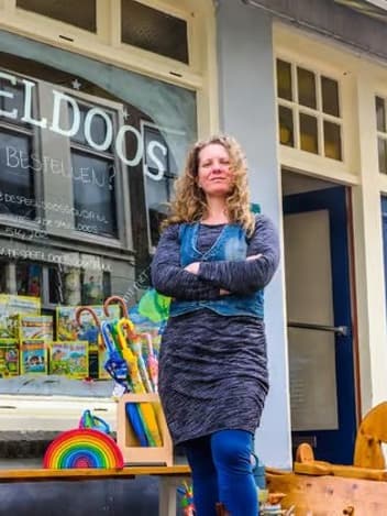Butiksejer uden for sin legetøjsbutik