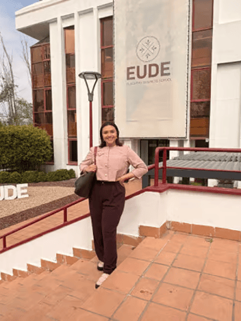 Hallgató egy üzleti egyetem campusa előtt