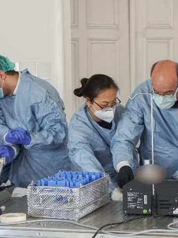 Surgeons in a hands-on neurosurgery training lab