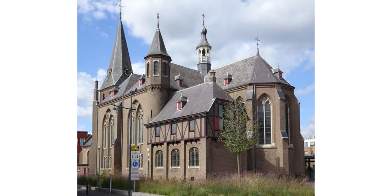 Priester zegent tijdens een wijding