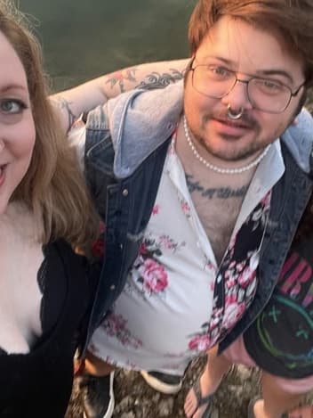 Perheen selfie veden äärellä