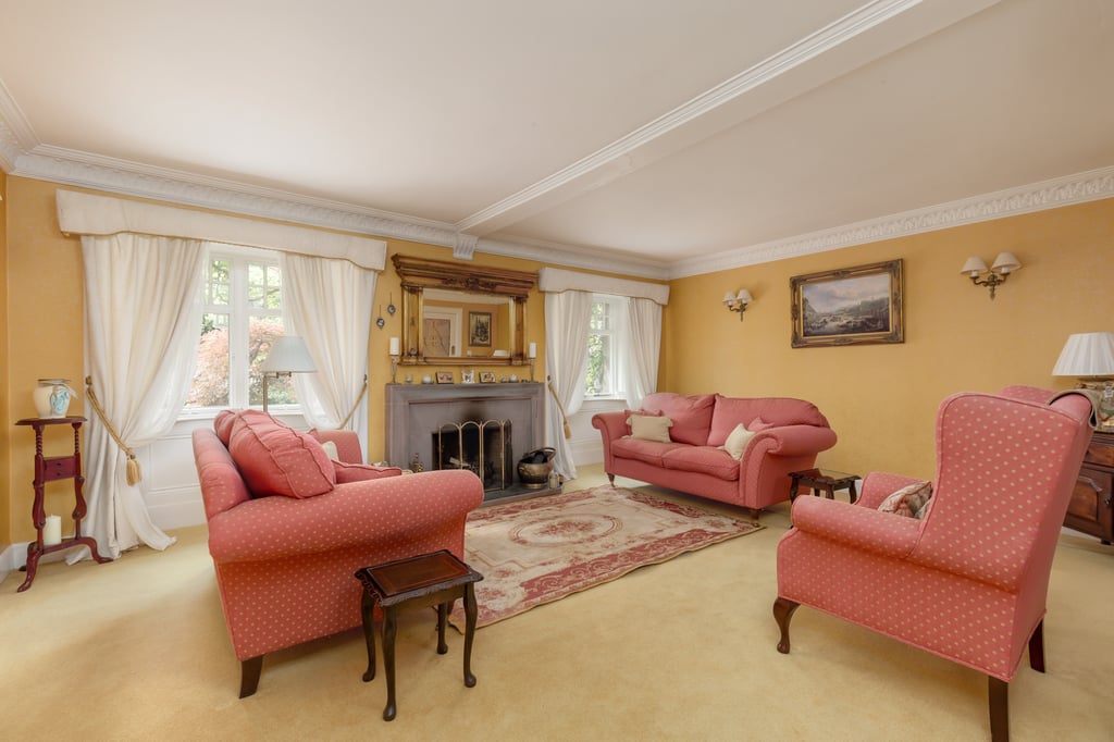 PR photography showcases once in a generation Edinburgh villa with sweeping garden