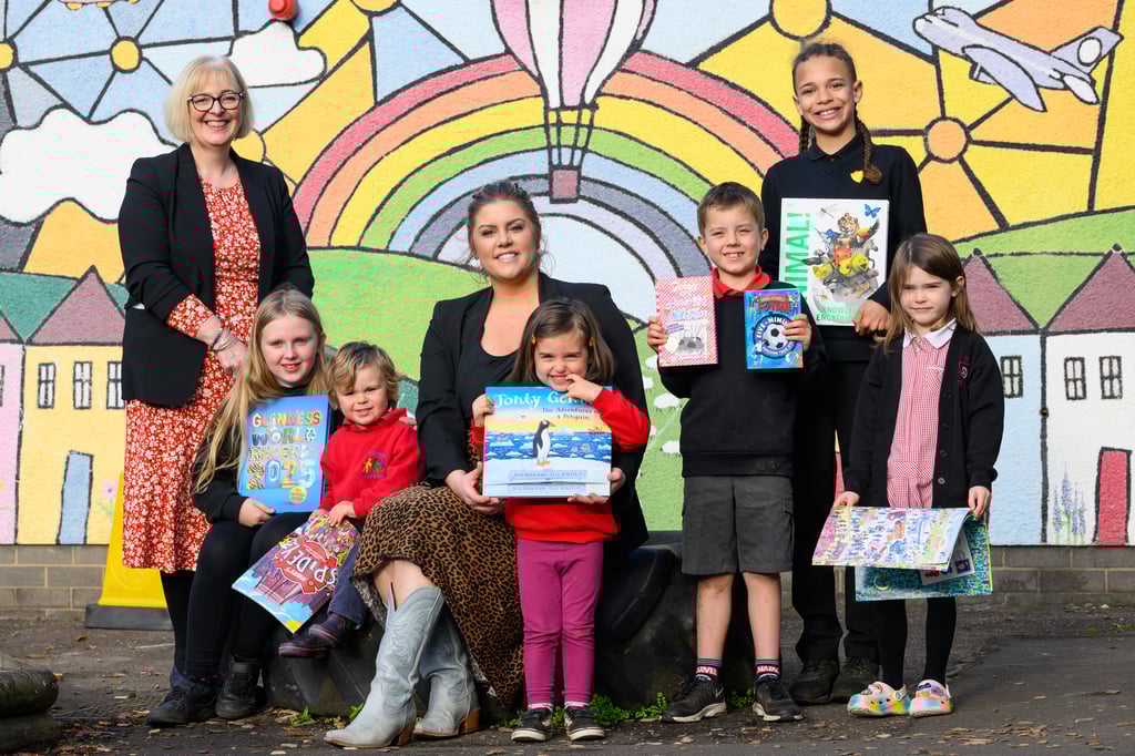 Students and teachers at Dalmeny Primary School with their new books | Scottish PR