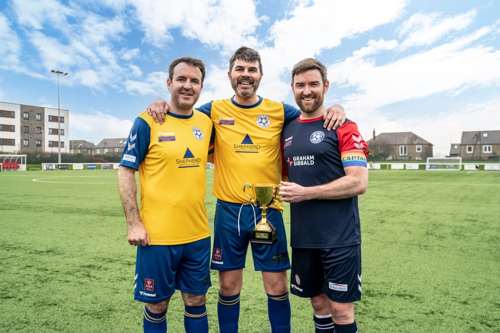 Steve Currie presenting trophy | Charity PR