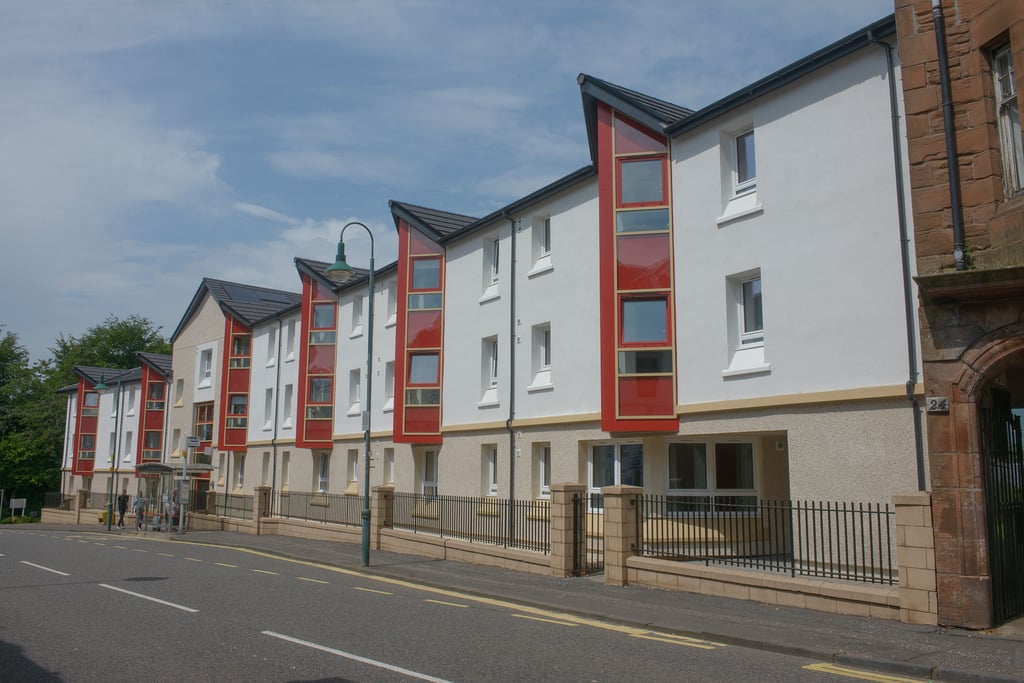 A groundbreaking retrofit project has transformed a block of sheltered flats in Kirkintilloch – cutting carbon emissions, halving energy bills, as showcased by Social Care PR.