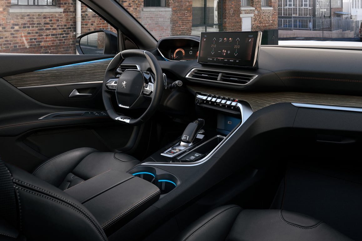 Peugeot 5008’s high-tech driver dashboard and centre console with digital display and modern controls for an enhanced driving experience.