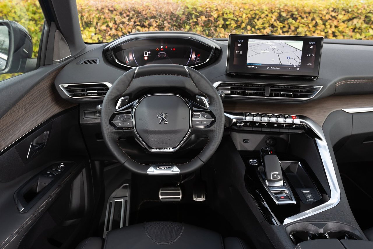 Close-up of the Peugeot 5008’s sporty steering wheel and digital instrument panel, designed for ease of control and driver comfort.