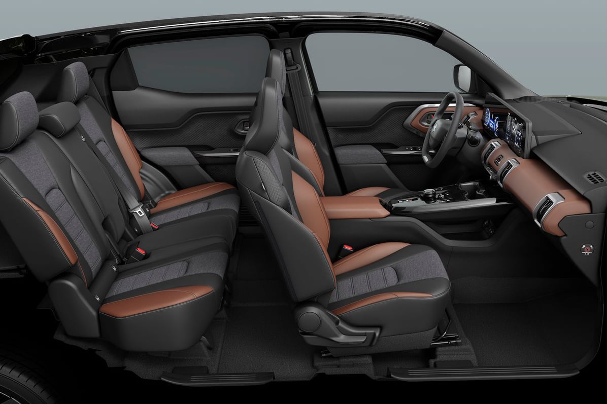 Suzuki E-Vitara’s seating arrangements and demonstration of cabin space.