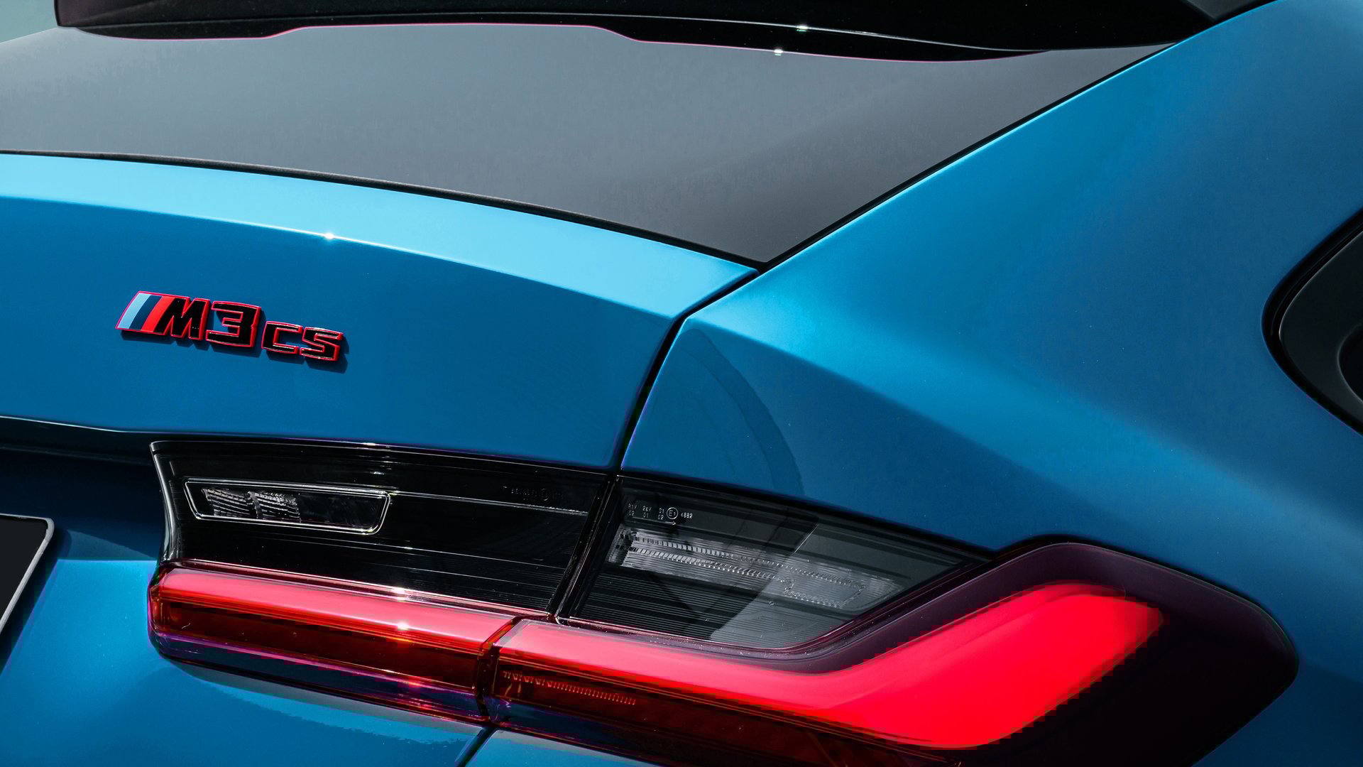 A close-up of the rear badging on the BMW M3 CS Touring, with the M3 CS emblem highlighted against the car’s striking blue paint and black carbon fibre roof.