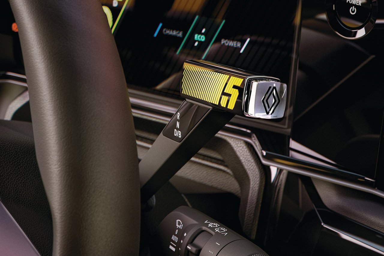 Close-up of the Renault 5’s gear selector with a "5" logo, showcasing its retro-modern design and attention to detail.