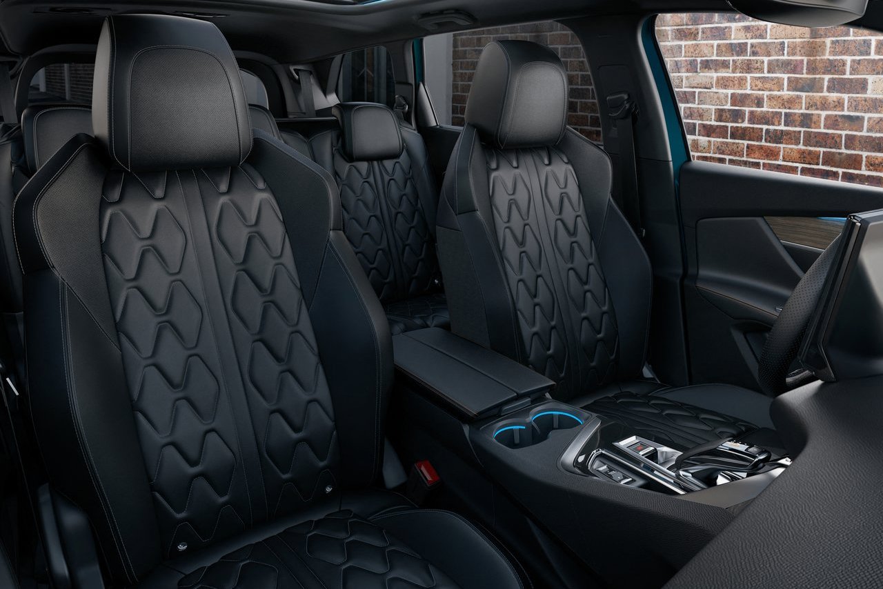 Luxurious black leather seats in the Peugeot 5008, offering spacious and comfortable seating for family journeys.