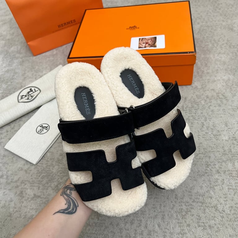 Hermès Chypre Sandals Black Suede Shearling - 2