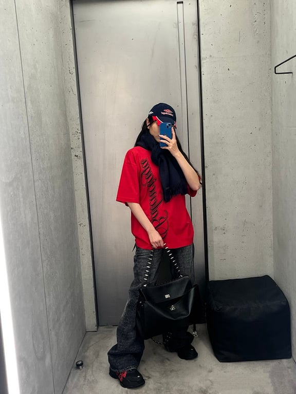 Balenciaga Script Logo T-Shirt 52034−51L - 17