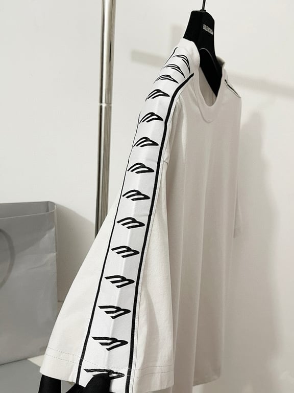 Balenciaga Side Stripe T-Shirt 33132-90L - 18