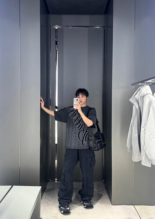 Balenciaga All-Over Logo Script T-Shirt - 3