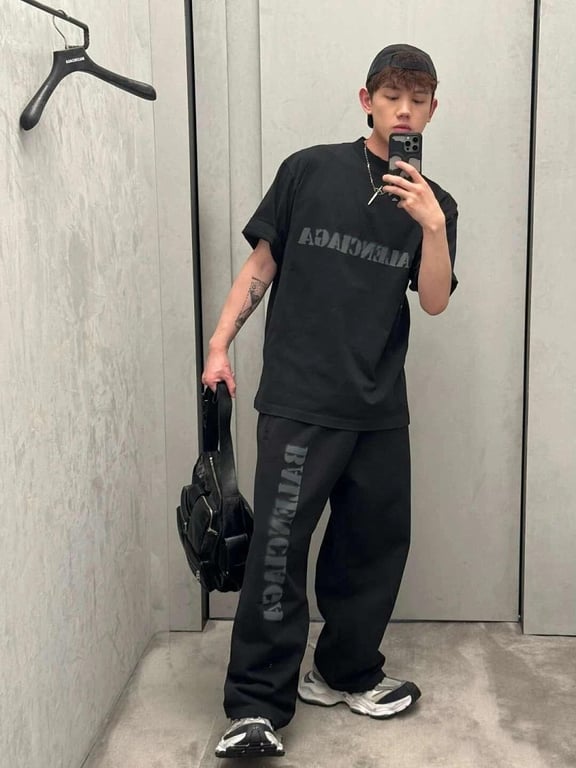 Balenciaga Spray Logo Distressed T-Shirt - 7