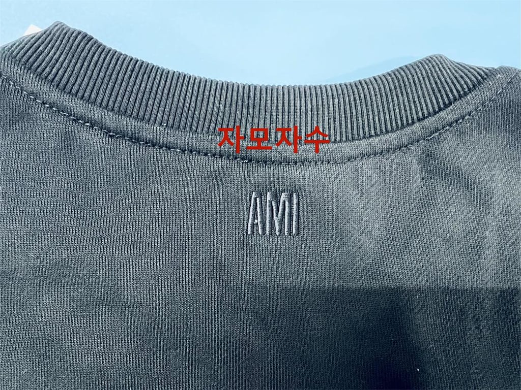 Ami Paris Ami de Coeur Small Logo Sweatshirt - 101