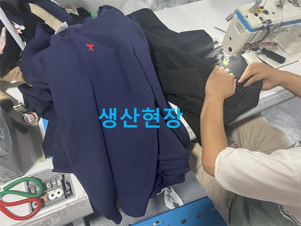 Ami Paris Ami de Coeur Small Logo Sweatshirt - 119