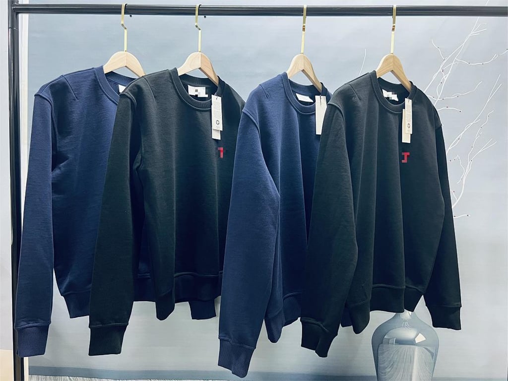 Ami Paris Ami de Coeur Small Logo Sweatshirt - 3