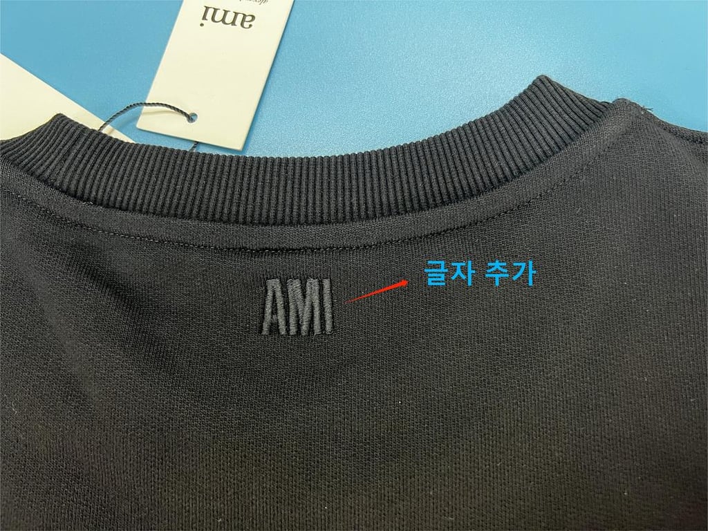 Ami Paris Ami de Coeur Badge Sweatshirt - 24