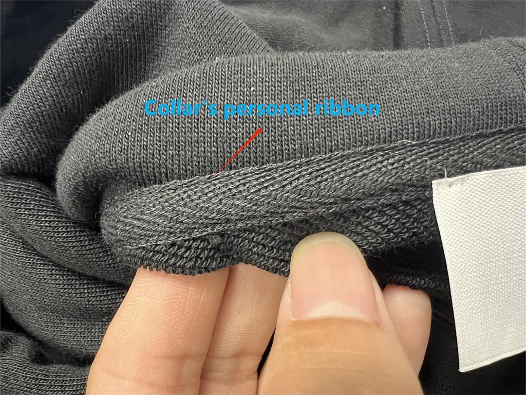 Ami Paris Small Heart Logo Hoodie - 23