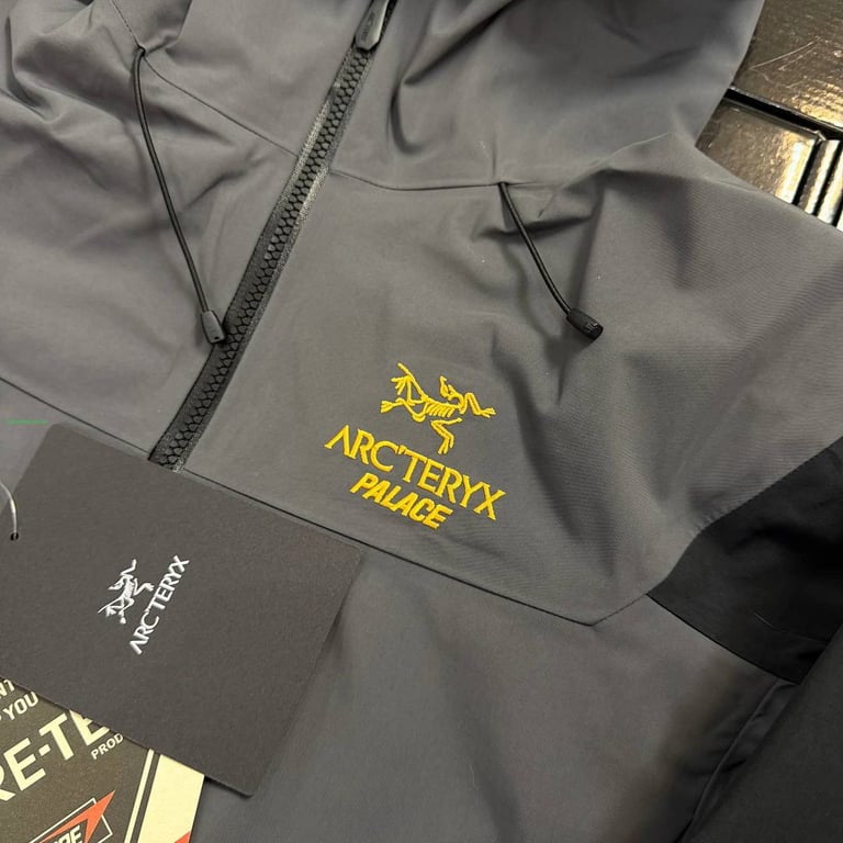 Arc'teryx x Palace Shell Jacket Grey Black - 32