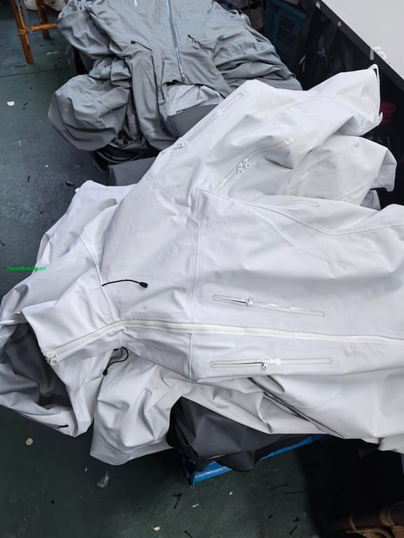 Arc'teryx Alpha SV Jacket Polar White - 37
