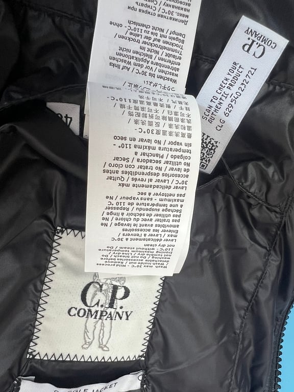 C.P. Company Goggle Hood Puffer Jacket Black - 34